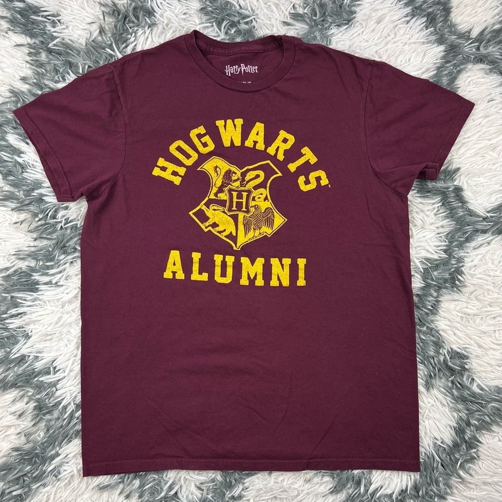 Harry Potter Men’s Burgundy Hogwarts Alumni T-shirt Size Medium